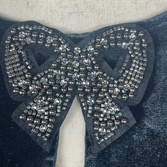 TOP
Embellished Bow Cozy Velour Top Sz L - Picture 12 of 12